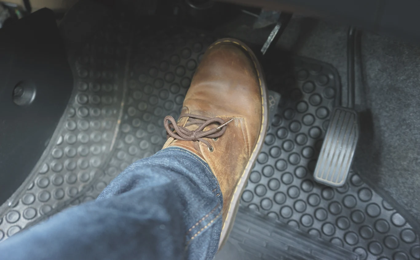 Hamowanie pulsacyjne jest obecnie, w dobie samochodów z systemem ABS, reliktem przeszłości Hamowanie pulsacyjne jest obecnie, w dobie samochodów z systemem ABS, reliktem przeszłości