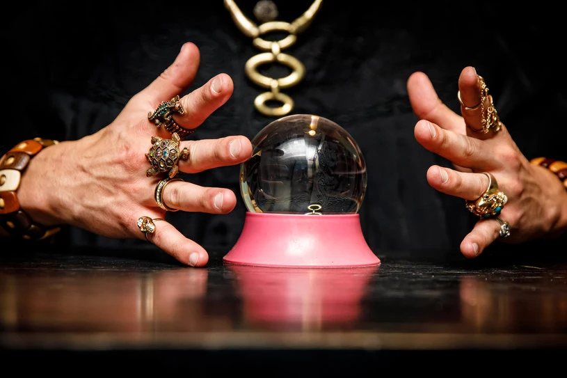 Co o najbliższej przyszłości Polaków twierdzi medium? Jasnowidz Wojciech Glanc ma wiele przemyśleń