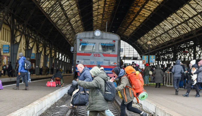 Kolejarze ratują ludzi z piekła. Sami tracą życie