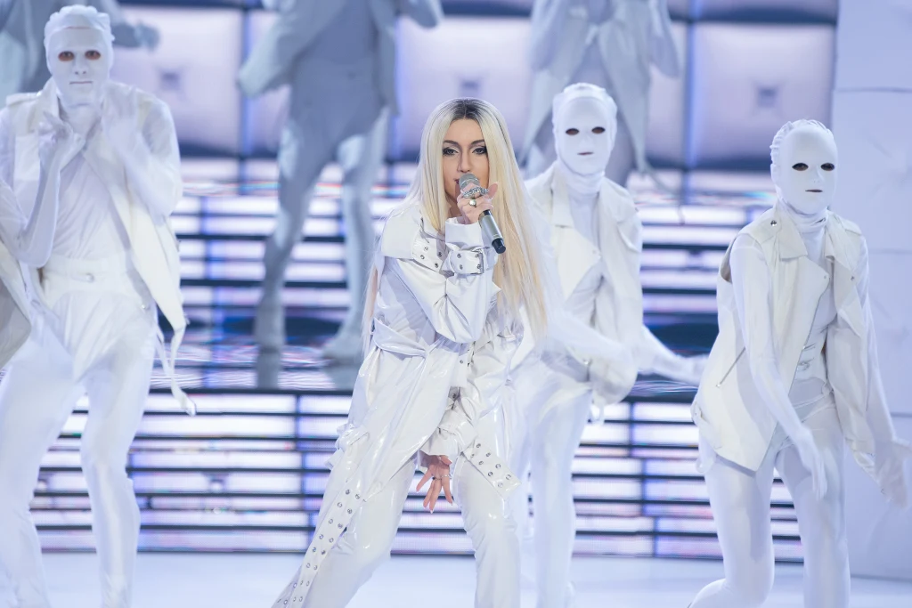 Viki Gabor jako Ava Max Viki Gabor jako Ava Max