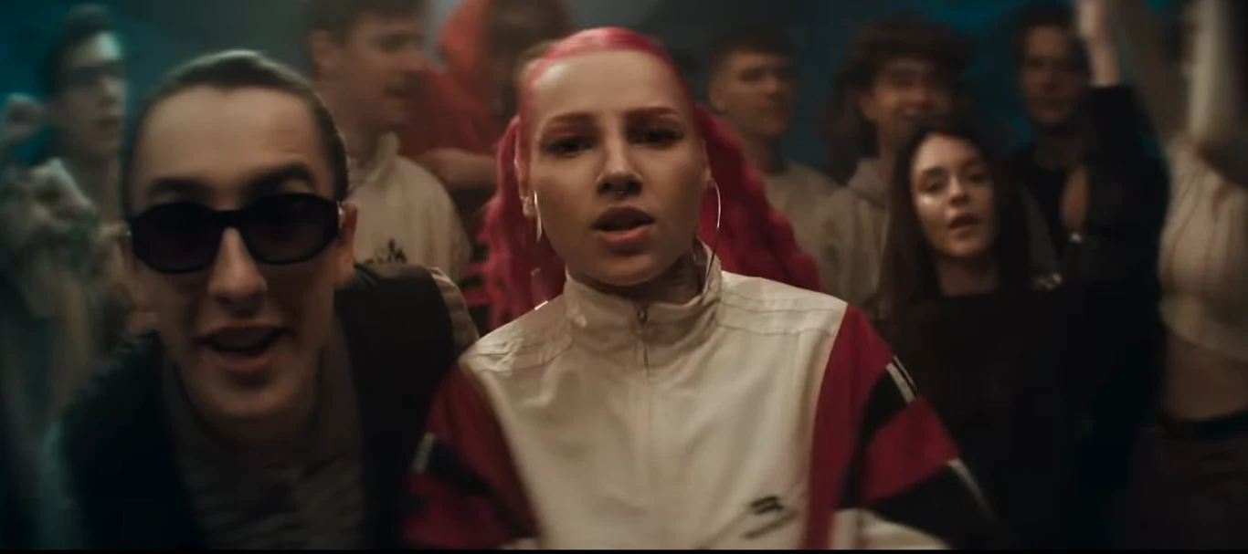 Young Leosia z Jacusiem w klipie "Piątek wieczór" Young Leosia z Jacusiem w klipie "Piątek wieczór"