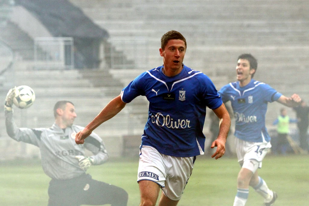Robert Lewandowski po golu w ostatnim meczu Ekstraklasy sezonu 2009/2010, w którym Lech Poznań zdobył mistrzostwo Polski Robert Lewandowski po golu w ostatnim meczu Ekstraklasy sezonu 2009/2010, w którym Lech Poznań zdobył mistrzostwo Polski