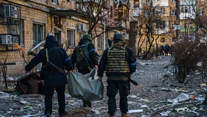 Wojna w Ukrainie. Policjanci niosą ciało zabitego w ataku