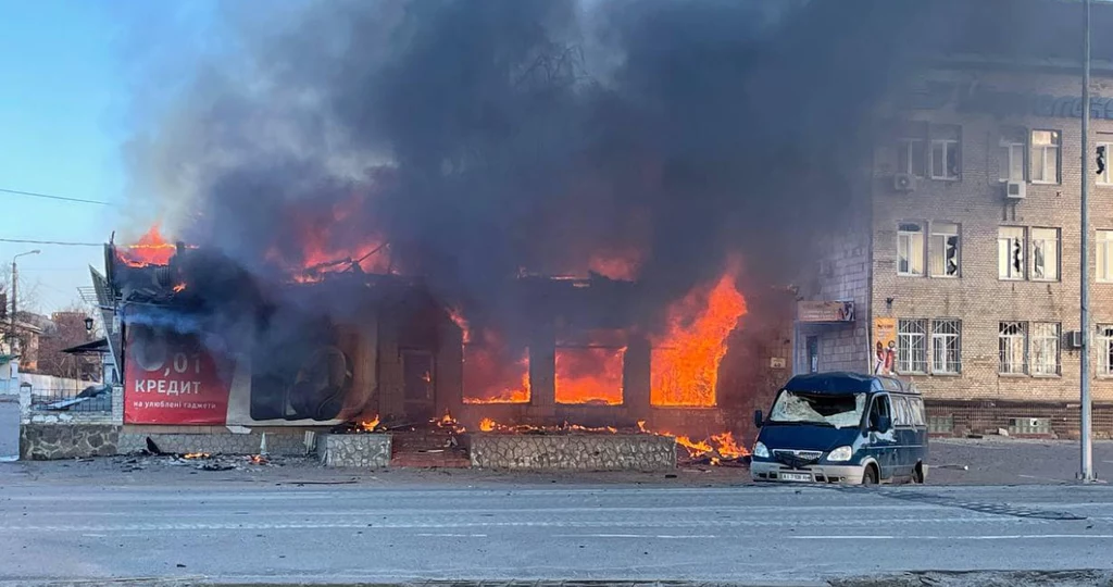 Zniszczenia po rosyjskich bombardowaniach. Nie żyją cywile Zniszczenia po rosyjskich bombardowaniach. Nie żyją cywile