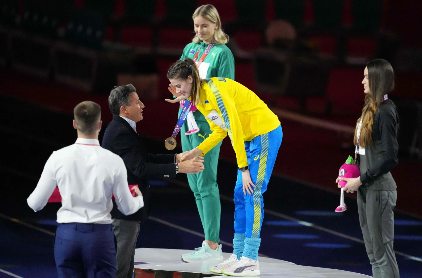 Sebastian Coe gratuluje Jarosławie Mahuczich