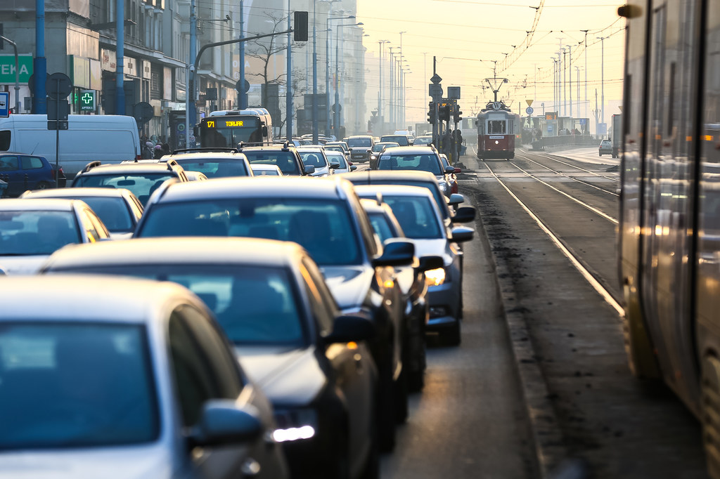 Naukowcy alarmują: samochody to nie tylko smog, ale także chemikalia zanieczyszczające wodę