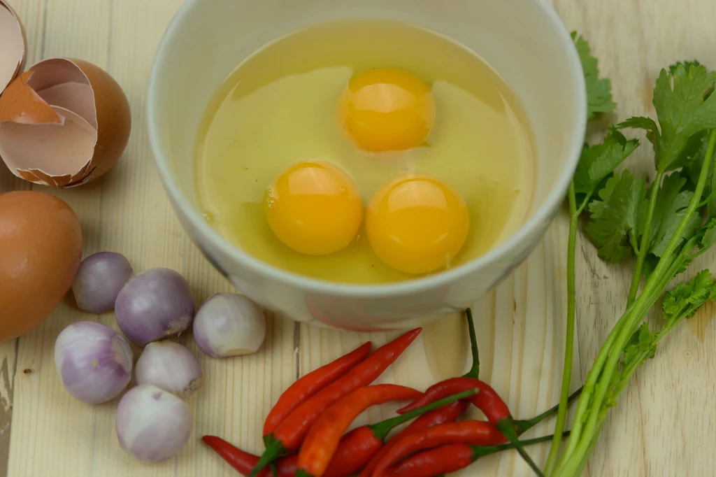 Do przygotowania jajecznicy po tajsku niezbędna będzie m.in. papryczka chili oraz cebula