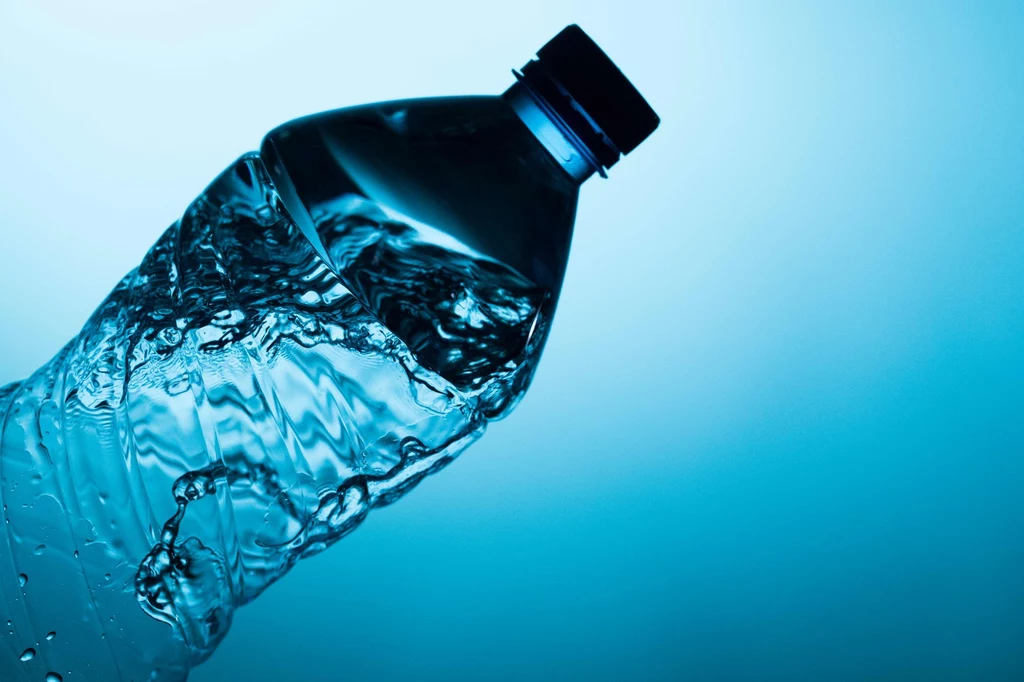 Butelki z plastiku po recyklingu mogą zawierać więcej substancji chemicznych niż z plastiku pierwotnego - oceniają naukowcy