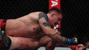 Tom Aspinall (na górze) w walce z Aleksandrem Wołkowem