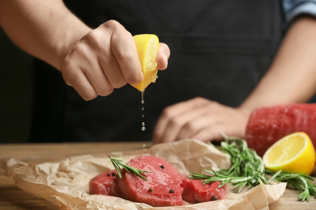 Zamarynowanie mięsa w soku z cytryny sprawi, że stanie się miękkie