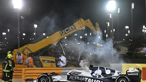 Wydobywający się dym z bolidu Pierre'a Gasly'ego podczas GP Bahrajnu