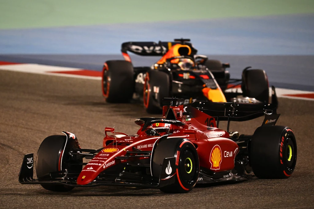 Ferrari wygrało wyścig GP po raz pierwszy od 2019 roku. Z kolei Red Bull ma szybki bolid, ale musi wyeliminować usterki silnika