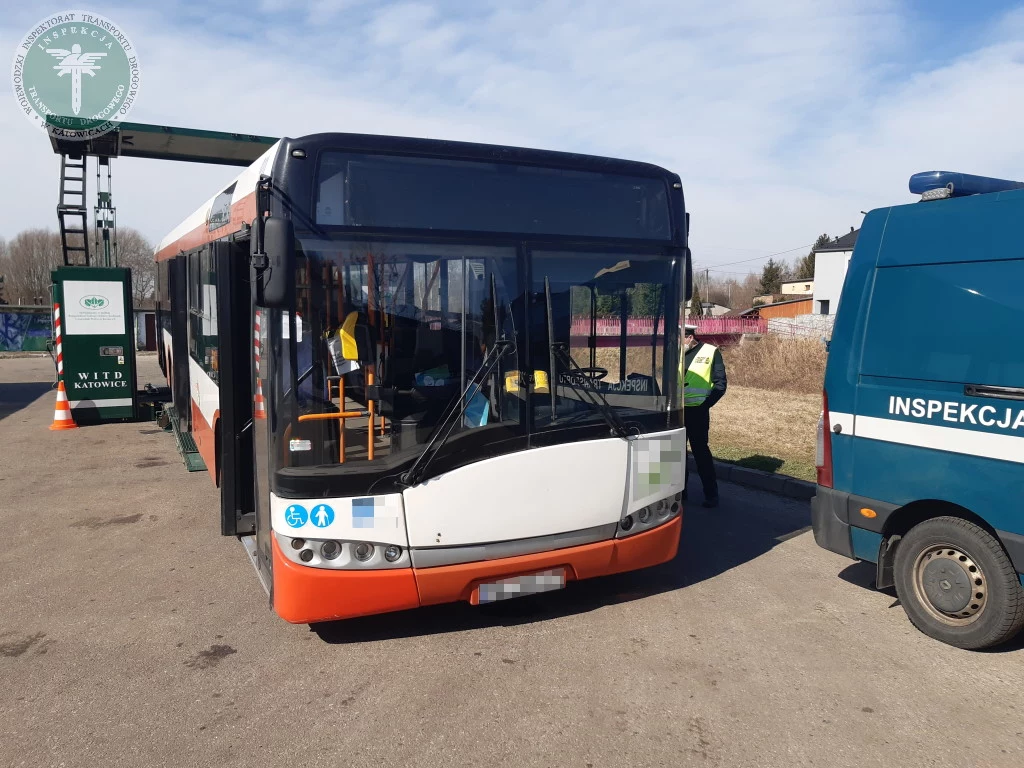 Większość skontrolowanych autobusów miała poważne usterki