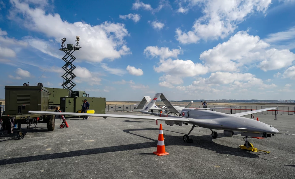 Rosjanie coraz częściej korzystają z dronów bojowych. Wśród Ukraińców popularny jest turecki Bayraktar