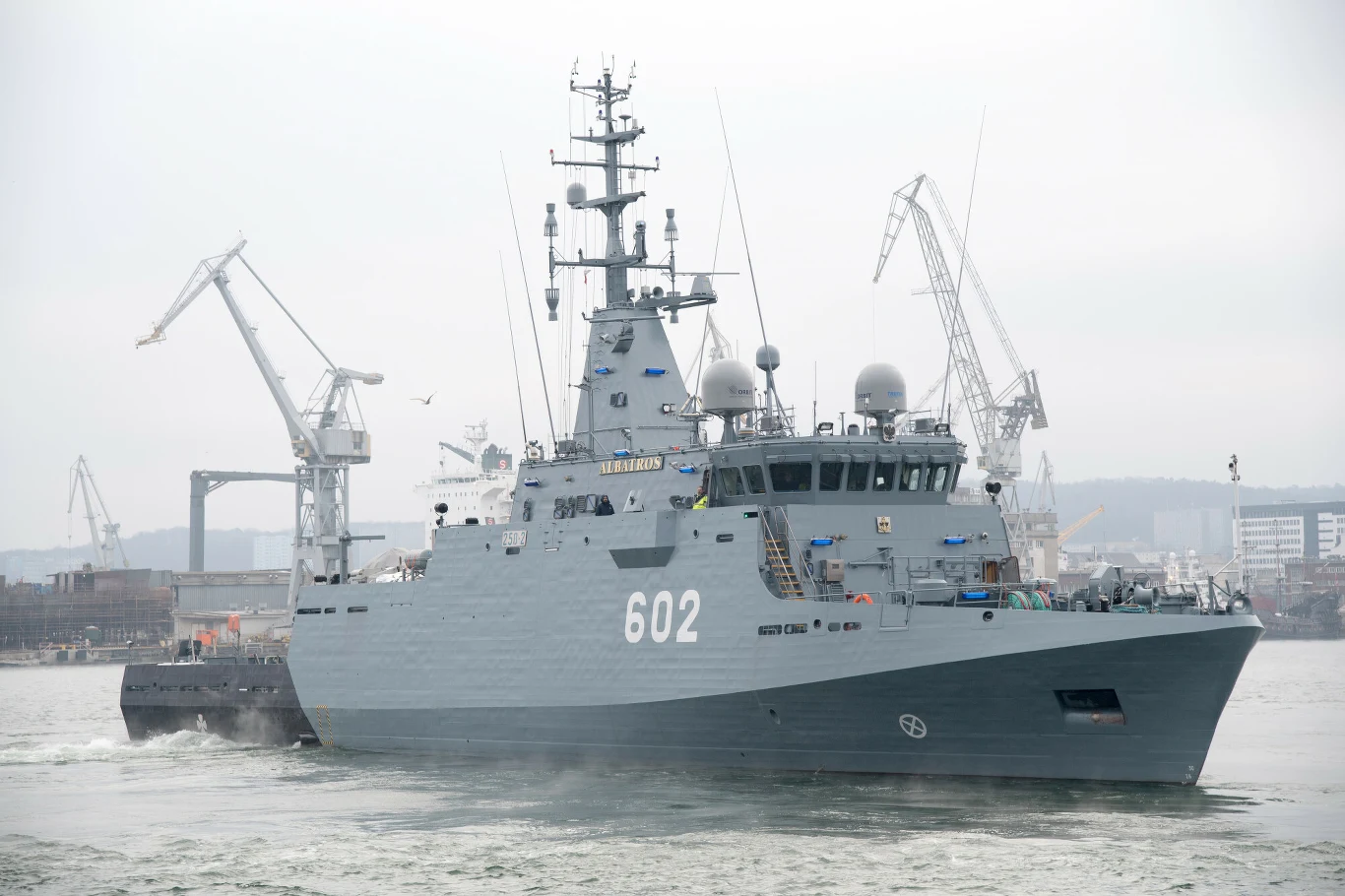 Podczas opuszczenia bandery na ORP Czajka, który kończy służbę po 54 latach Podczas opuszczenia bandery na ORP Czajka, który kończy służbę po 54 latach