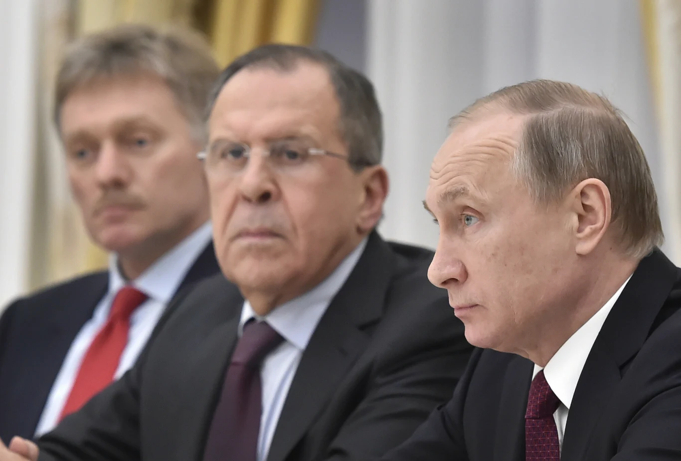 Dmitrij Pieskow w towarzystwie Siergieja Ławrowa i Władimira Putina Dmitrij Pieskow w towarzystwie Siergieja Ławrowa i Władimira Putina