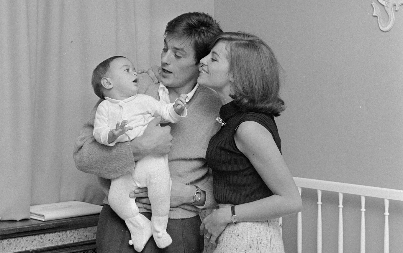 Alain Delon ze swoją żoną Nathalie i synem Anthonym, 1965 r. Alain Delon ze swoją żoną Nathalie i synem Anthonym, 1965 r.