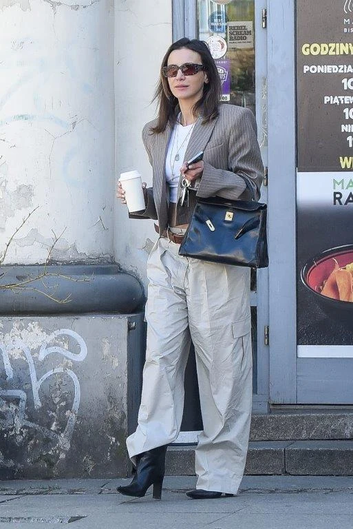 Sara Boruc paraduje po mieście z gołymi nerkami i parkuje na miejscu dla konduktu pogrzebowego