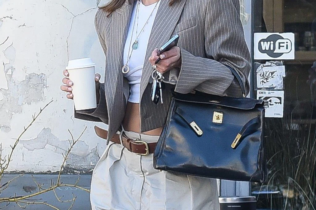 Sara Boruc paraduje po mieście z gołymi nerkami i parkuje na miejscu dla konduktu pogrzebowego