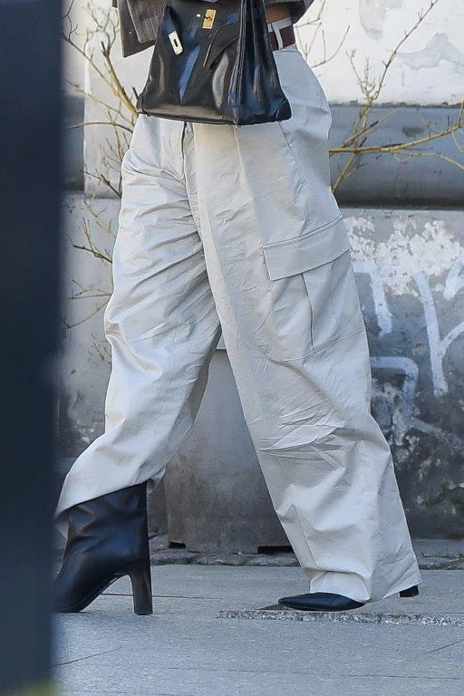 Sara Boruc paraduje po mieście z gołymi nerkami i parkuje na miejscu dla konduktu pogrzebowego