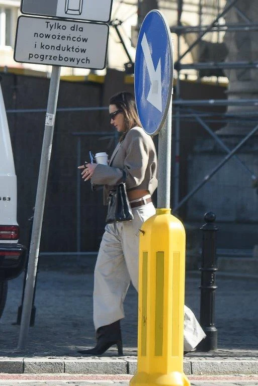 Sara Boruc paraduje po mieście z gołymi nerkami i parkuje na miejscu dla konduktu pogrzebowego