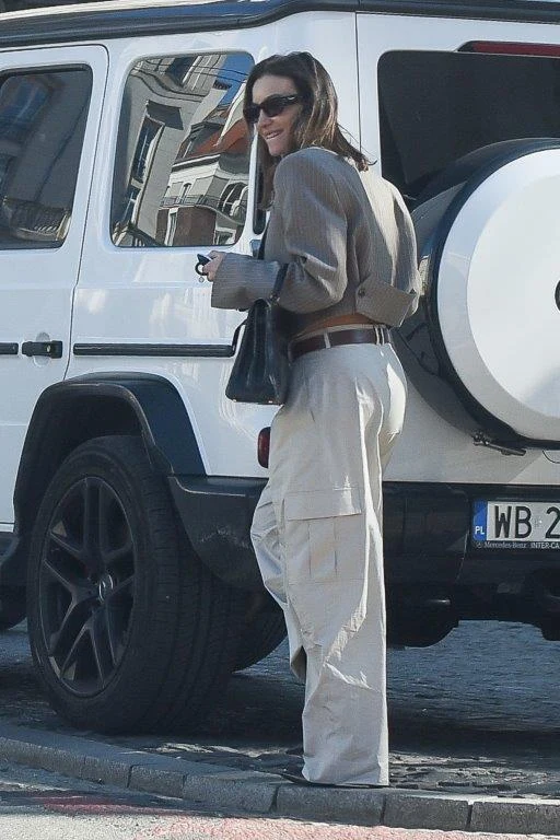 Sara Boruc paraduje po mieście z gołymi nerkami i parkuje na miejscu dla konduktu pogrzebowego