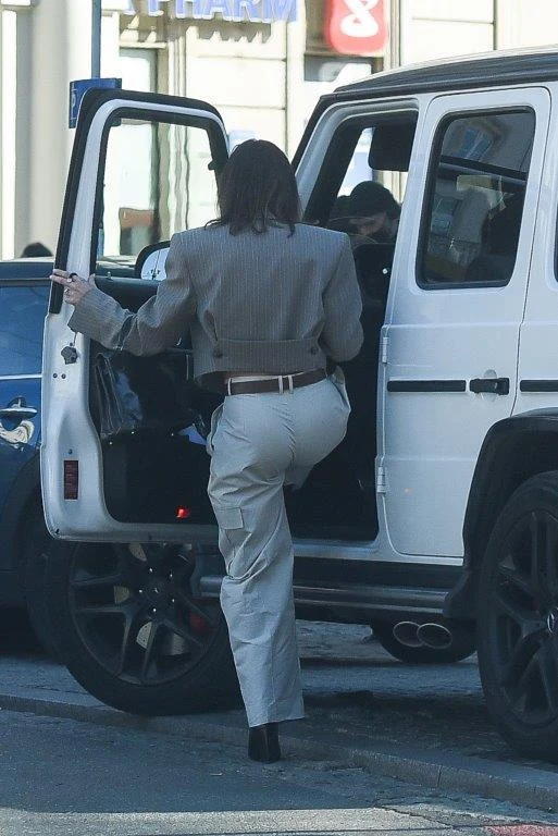 Sara Boruc paraduje po mieście z gołymi nerkami i parkuje na miejscu dla konduktu pogrzebowego