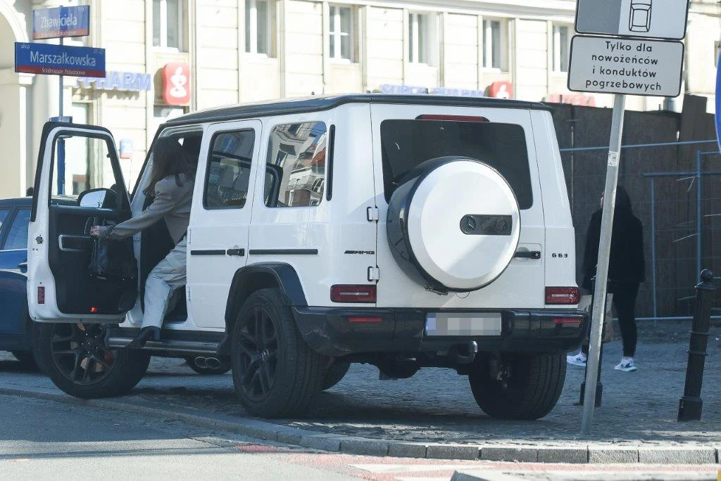 Sara Boruc paraduje po mieście z gołymi nerkami i parkuje na miejscu dla konduktu pogrzebowego