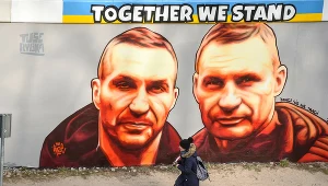 Mural przy jednej z gdańskich ulic. W rolach głównych - Władimir i Witalij Kliczko.