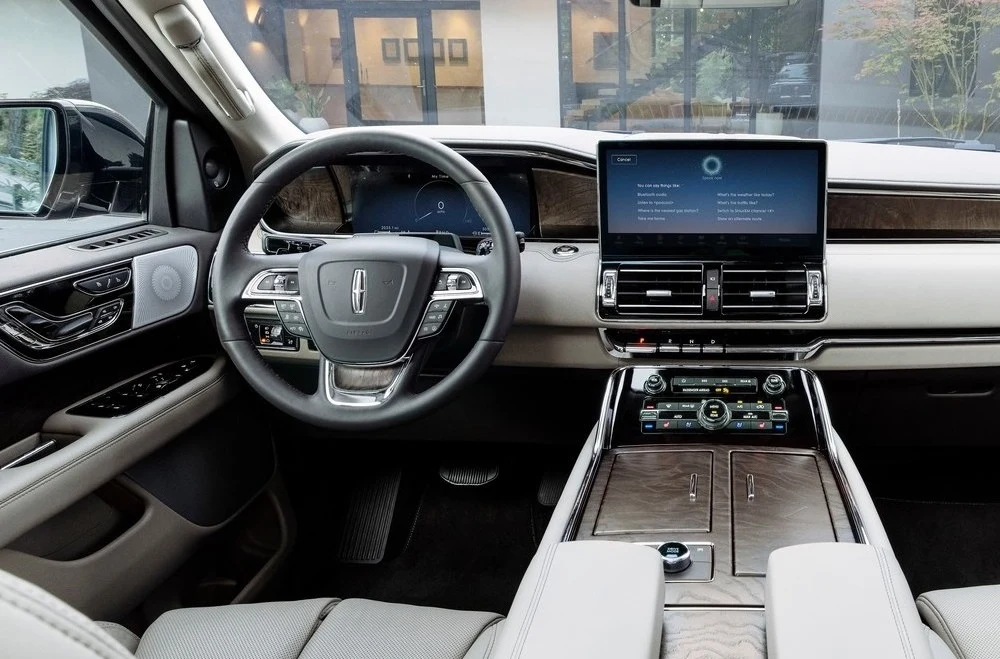 Masywny słupek A dodatkowo zabudowany głośnikiem oraz przymocowane przy nim lusterko sprawiają, że kierowca ma niezbyt dobrą widoczność