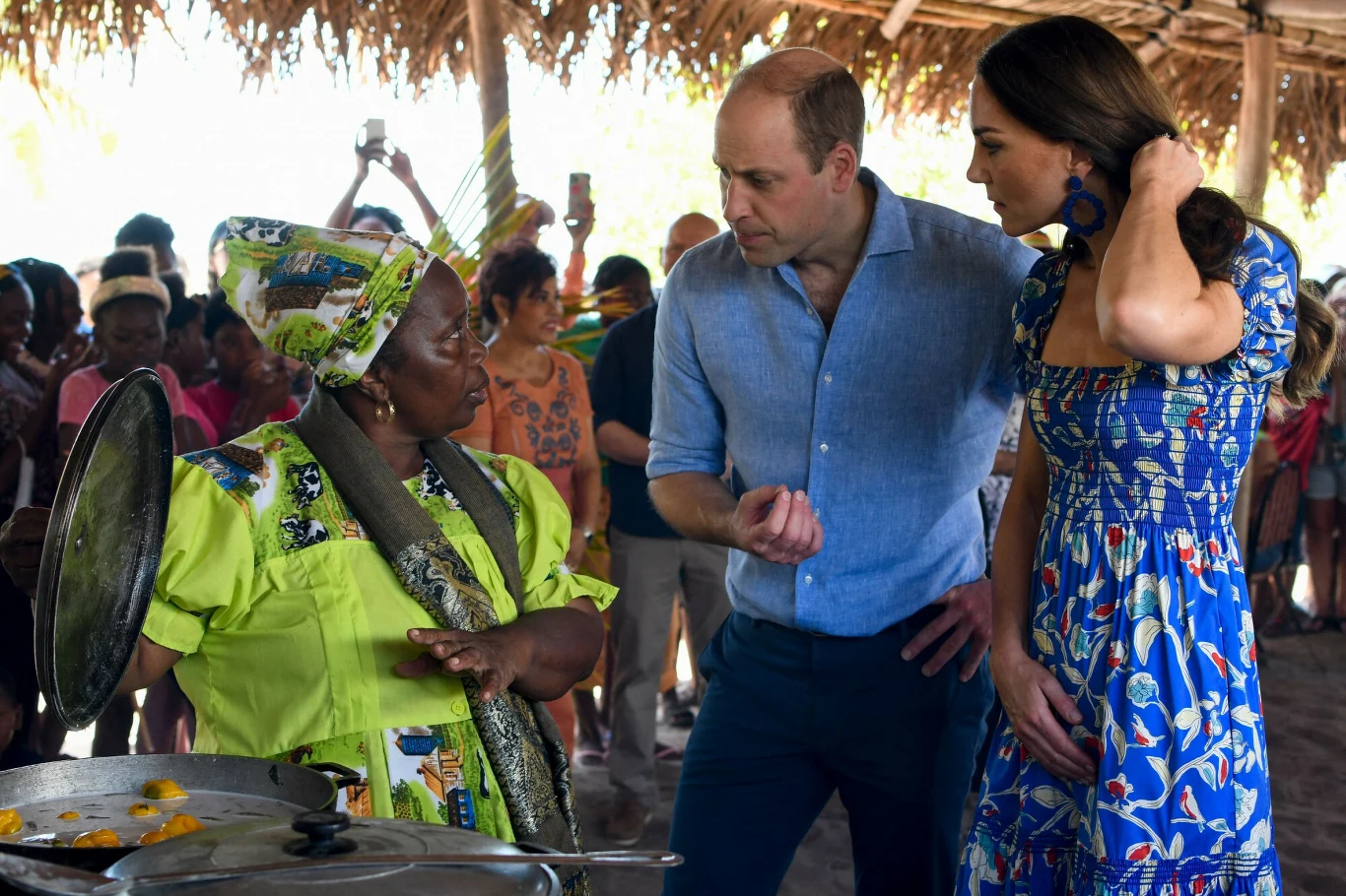 Księżna Kate i książę William kosztowali miejscowych specjałów Księżna Kate i książę William kosztowali miejscowych specjałów