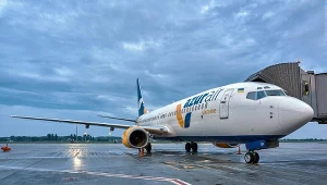 Samolot linii lotniczych Azur Air Ukraine / zdjęcie ilustracyjne