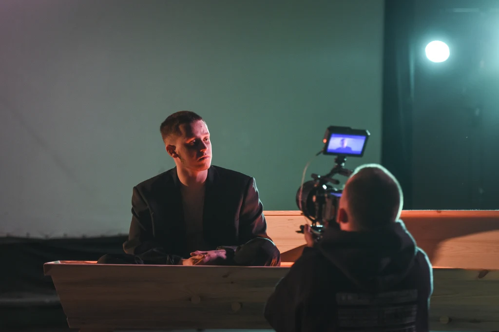 Xavier Wiśniewski na planie teledysku do piosenki "Bies"  Xavier Wiśniewski na planie teledysku do piosenki "Bies"