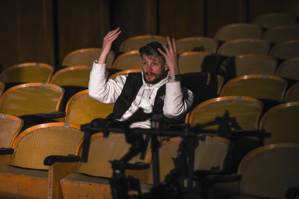 Sebastian Fabijański na planie teledysku "Bies" Sebastian Fabijański na planie teledysku "Bies"