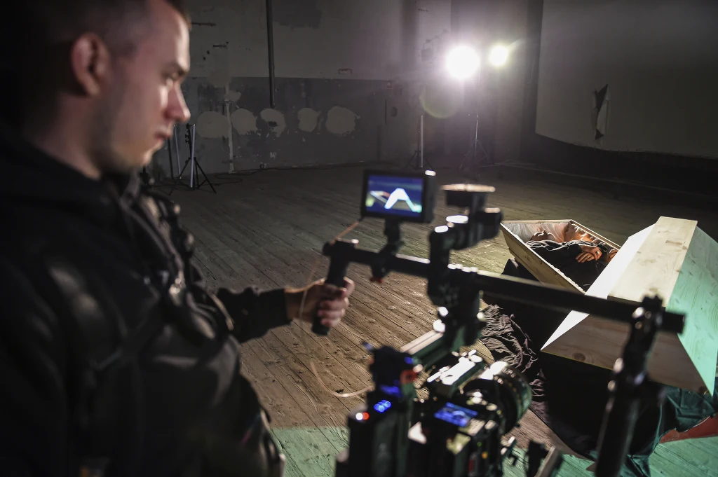 Teledysk do piosenki "Bies" w opuszczonym teatrze Teledysk do piosenki "Bies" w opuszczonym teatrze