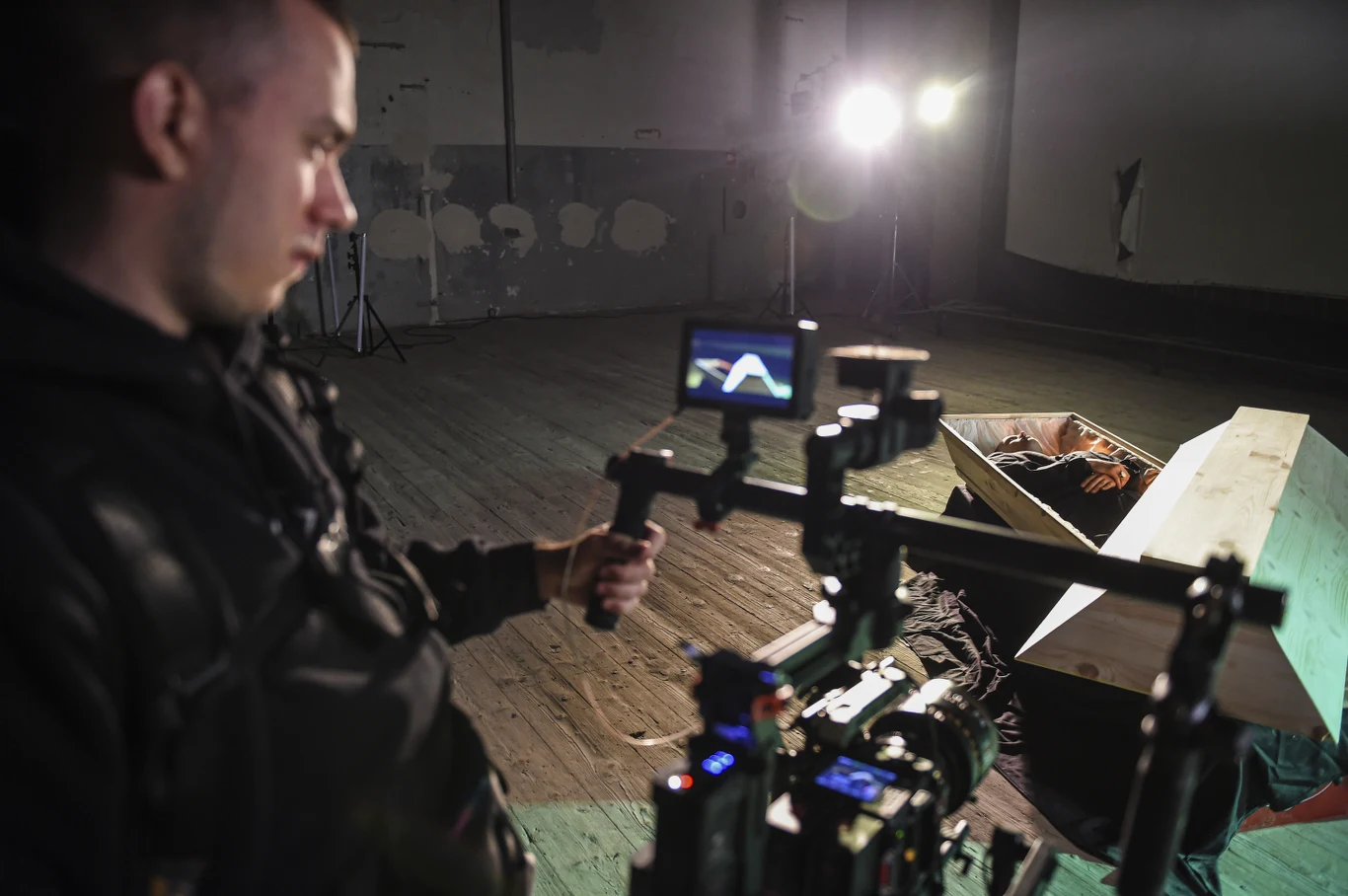 Teledysk do piosenki "Bies" w opuszczonym teatrze