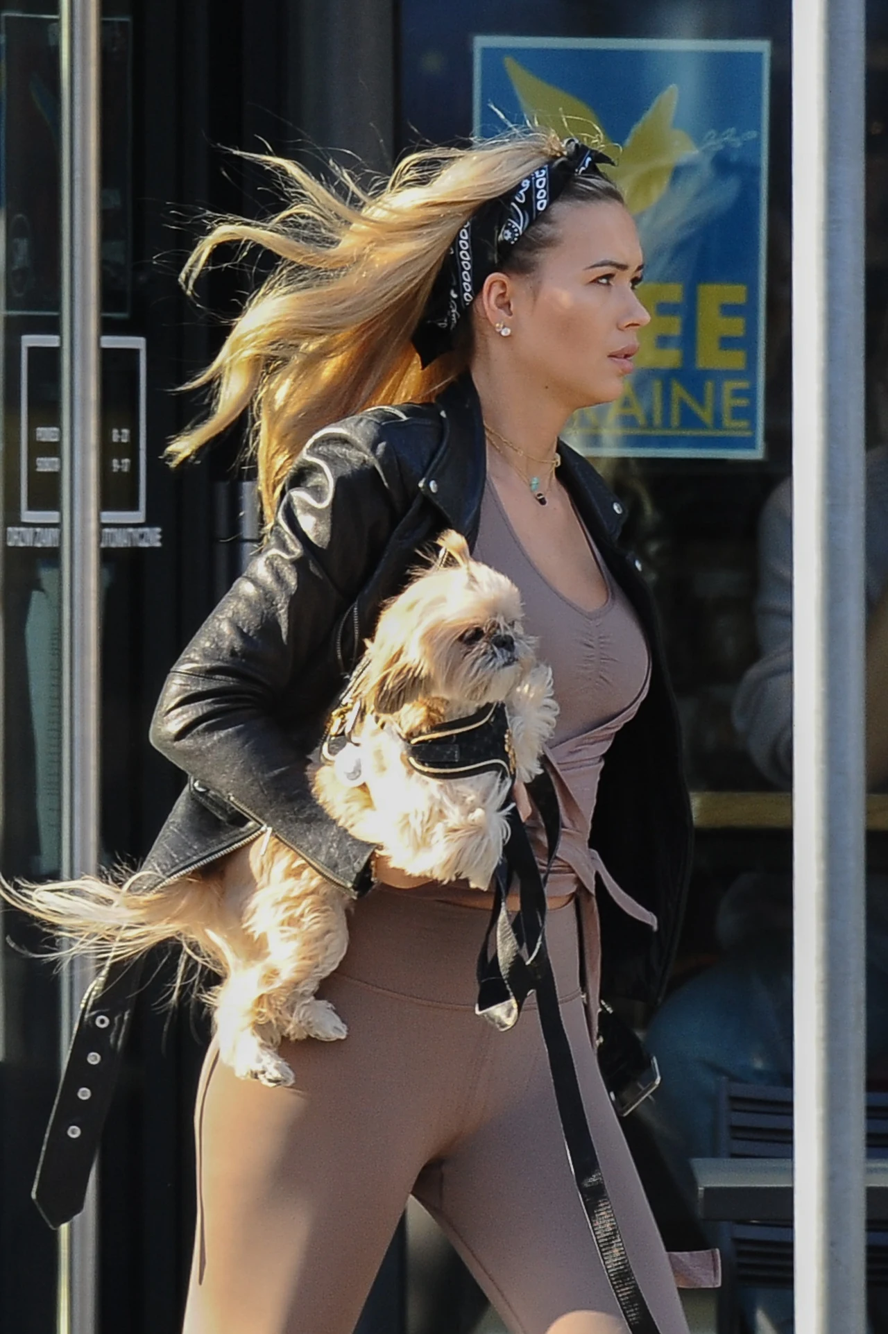 Kubicka wynosi psa z knajpy Kubicka wynosi psa z knajpy