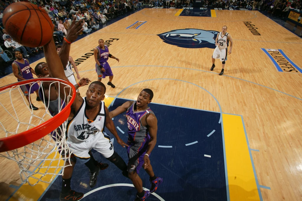 Lorenzen Wright zdobywa punkty w meczu Memphis Grizzlies w 2005 r. Lorenzen Wright zdobywa punkty w meczu Memphis Grizzlies w 2005 r.