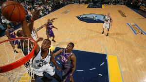 Lorenzen Wright zdobywa punkty w meczu Memphis Grizzlies w 2005 r.