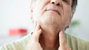 Powiększone migdałki mogą wywoływać wiele uciążliwych objawów. Pacjenci skarżą się często na intensywny ból gardła nasilający się podczas jedzenia