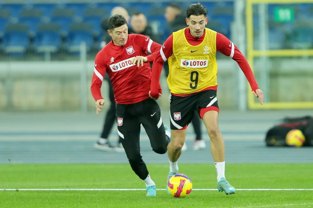 Robert Lewandowski w poniedziałkowy wieczór gonił na Stadionie Śląskim Jakuba Modera, który "zabrał" mu "dziewiątkę" Robert Lewandowski w poniedziałkowy wieczór gonił na Stadionie Śląskim Jakuba Modera, który "zabrał" mu "dziewiątkę"
