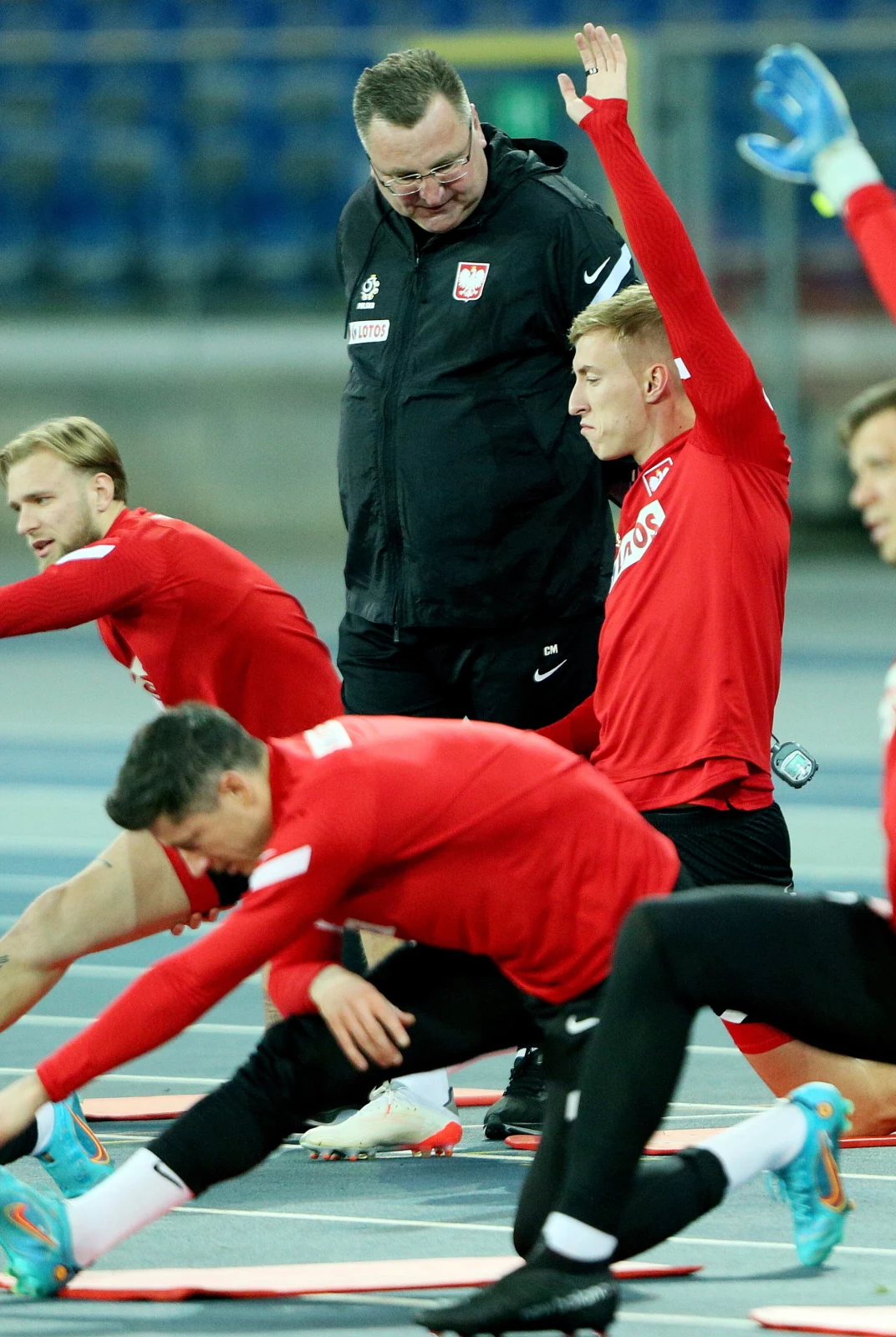 Selekcjoner Czesław Michniewicz podczas pierwszego treningu z reprezentacją Polski. Od lewej: Tymoteusz Puchacz, Robert Lewandowski i Adam Buksa Selekcjoner Czesław Michniewicz podczas pierwszego treningu z reprezentacją Polski. Od lewej: Tymoteusz Puchacz, Robert Lewandowski i Adam Buksa