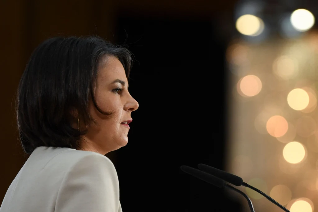 - Gdybyśmy mogli zaprzestać importu ropy z dnia na dzień, to zrobiliśmy to od razu - zastrzegała minister spraw zagranicznych Niemiec Annalena Baerbock