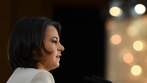 - Gdybyśmy mogli zaprzestać importu ropy z dnia na dzień, to zrobiliśmy to od razu - zastrzegała minister spraw zagranicznych Niemiec Annalena Baerbock