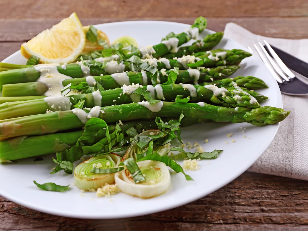 Poznaj najważniejsze zasady związane z gotowaniem zielonych szparagów