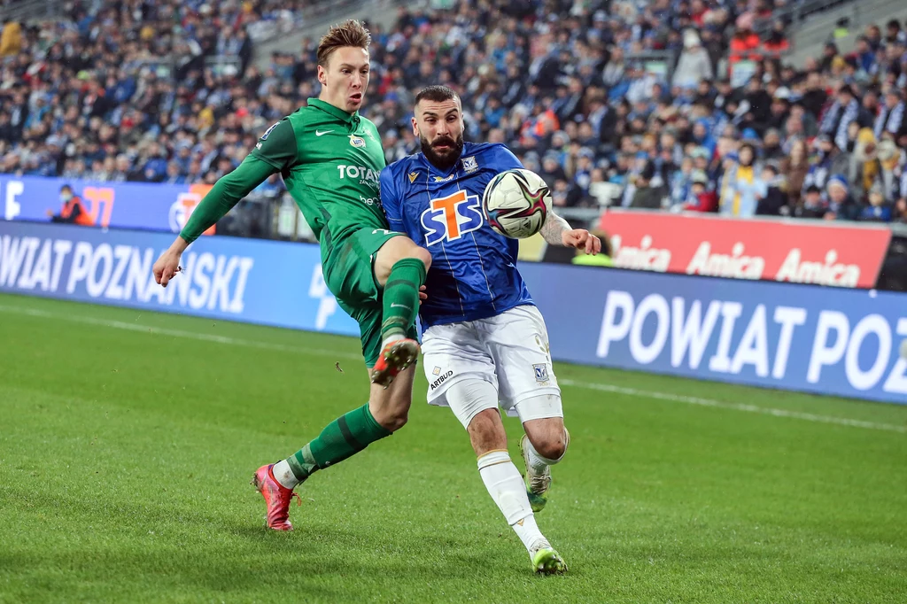 Lech - Warta, derby Poznania w Ekstraklasie w listopadzie 2021 roku, zakończone wygraną Lecha 2-0. Mikael Ishak (z prawej, walczy o piłkę z Mateuszem Kupczakiem) strzelił drugiego gola w tym meczu Lech - Warta, derby Poznania w Ekstraklasie w listopadzie 2021 roku, zakończone wygraną Lecha 2-0. Mikael Ishak (z prawej, walczy o piłkę z Mateuszem Kupczakiem) strzelił drugiego gola w tym meczu