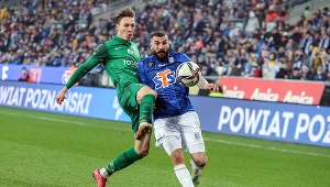 Lech - Warta, derby Poznania w Ekstraklasie w listopadzie 2021 roku, zakończone wygraną Lecha 2-0. Mikael Ishak (z prawej, walczy o piłkę z Mateuszem Kupczakiem) strzelił drugiego gola w tym meczu