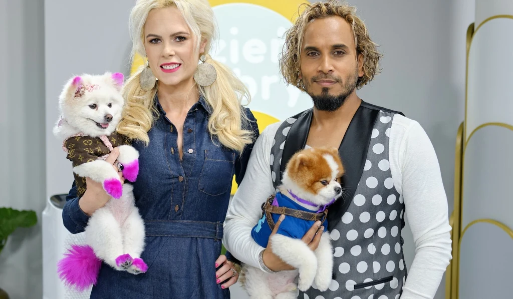 Iwona Burnat z mężem i psami