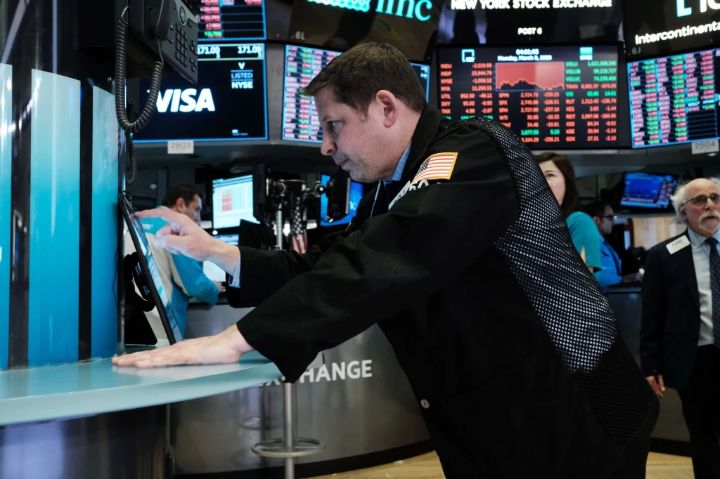 Zdaniem ekonomisty niebezpiecznym sygnałem na krajowym długu jest inwersja krzywej dochodowości 