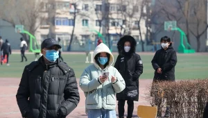 Mieszkańcy chińskiego miasta Shenyang w kolejce na test na obecność koronawirusa
